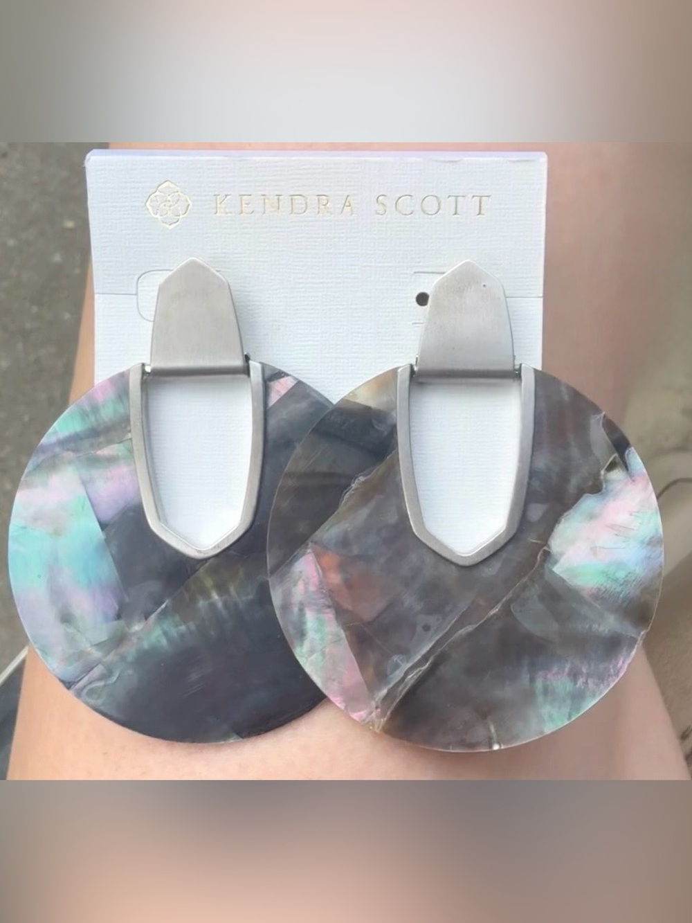 Kendra Scott Iridescent Black Mother-of-Pearl Round Drop Earrings